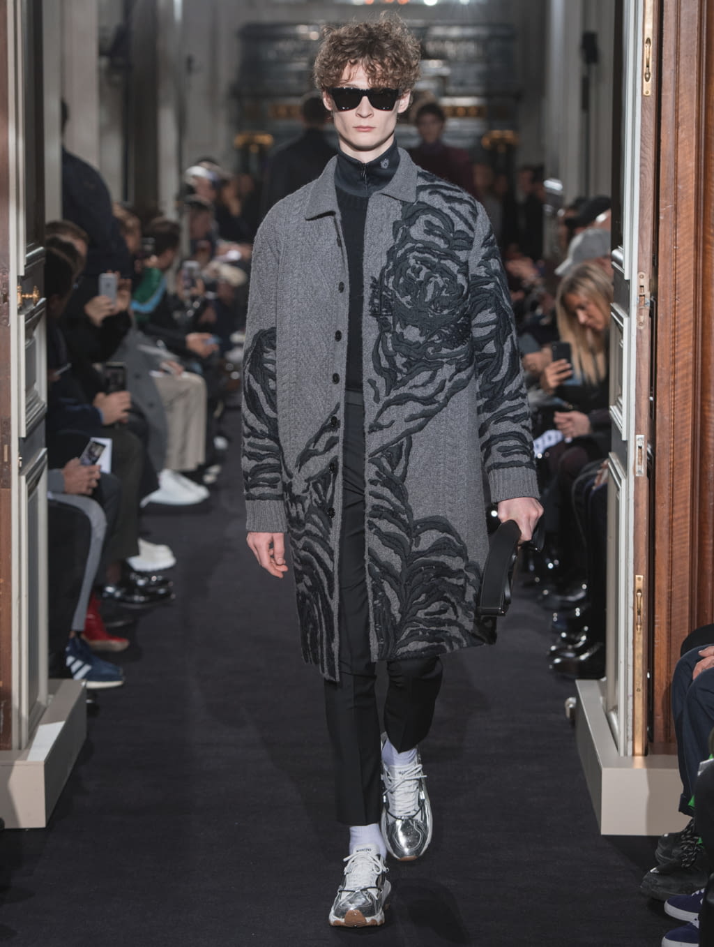 Fashion Week Paris Fall/Winter 2018 look 25 from the Valentino collection menswear