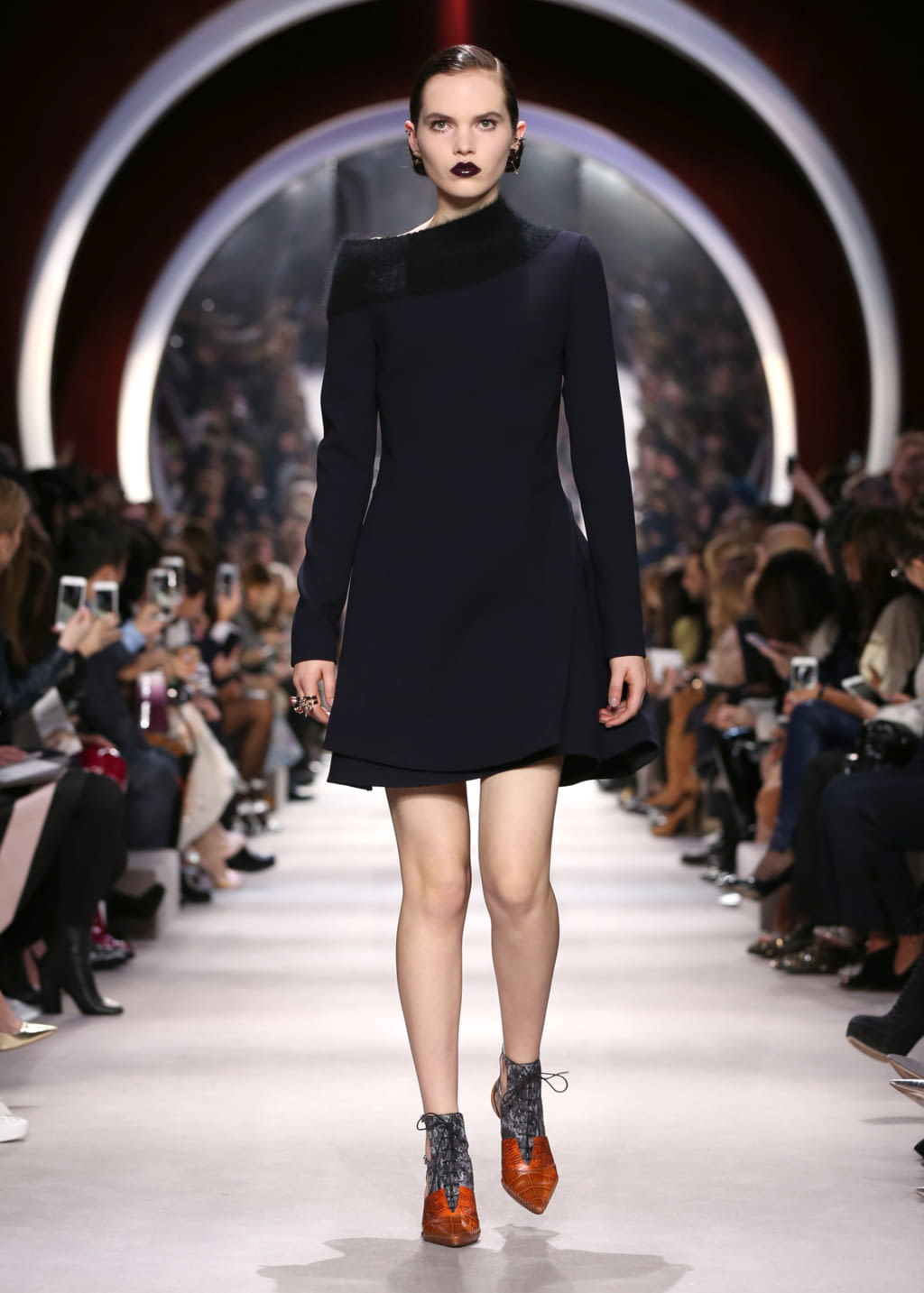 Fashion Week Paris Fall/Winter 2016 look 26 from the Christian Dior collection 女装