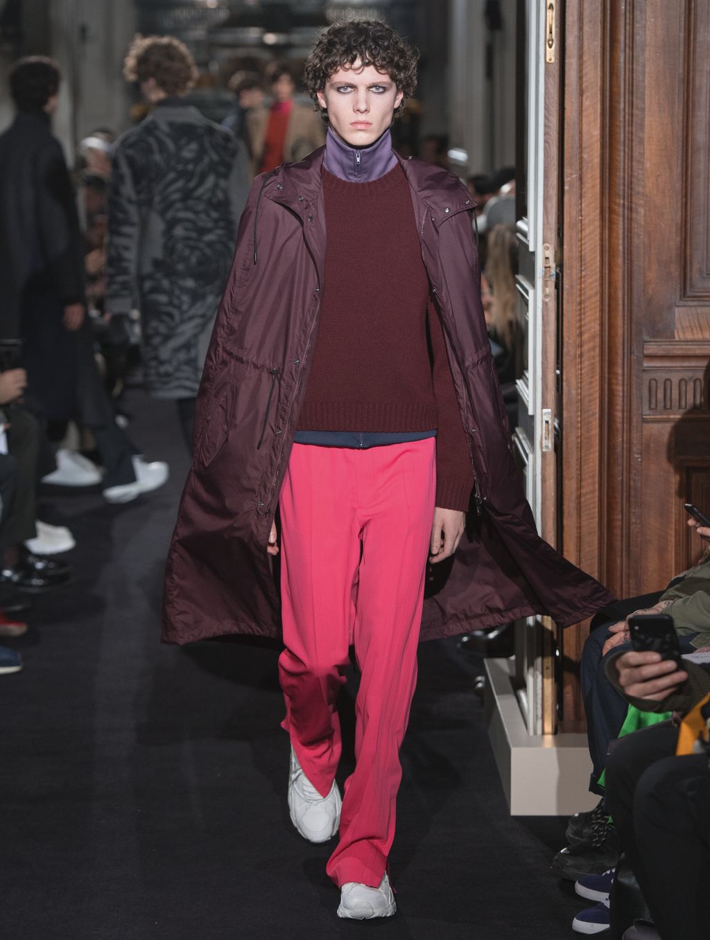 Fashion Week Paris Fall/Winter 2018 look 26 from the Valentino collection menswear
