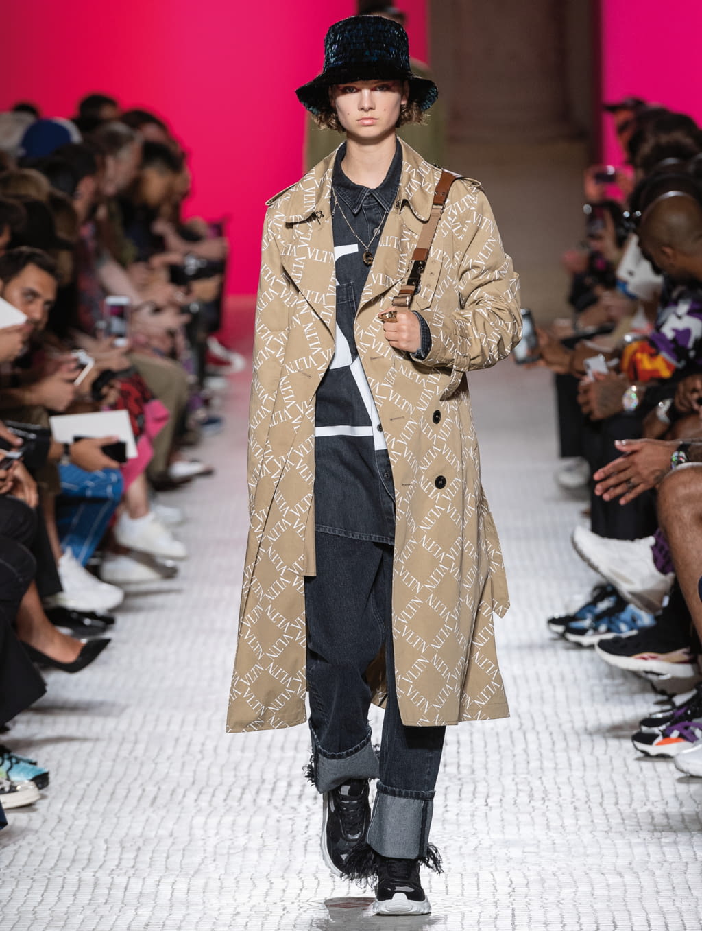 Fashion Week Paris Spring/Summer 2019 look 26 from the Valentino collection menswear