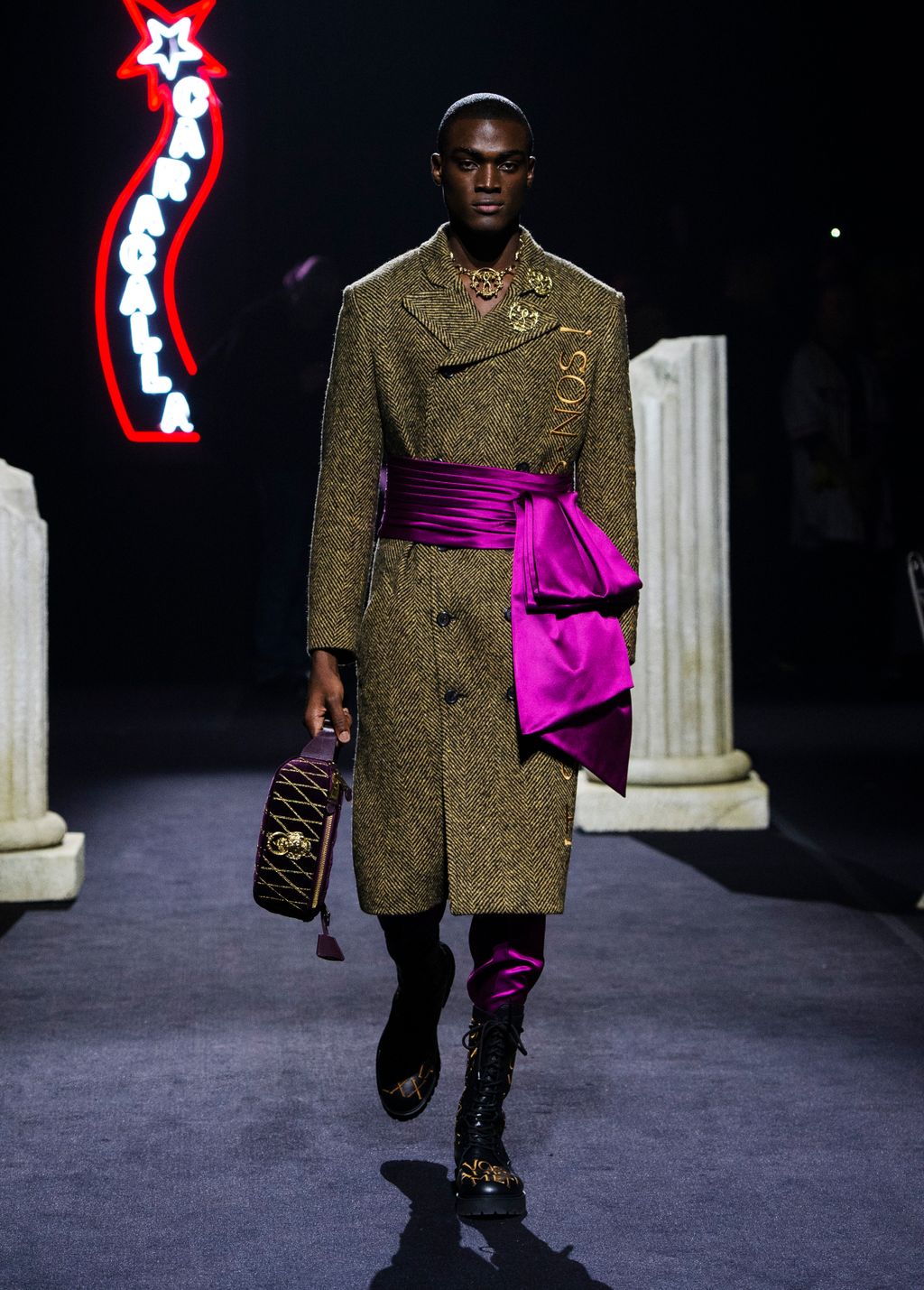 Fashion Week Milan Pre-Fall 2019 look 27 de la collection Moschino womenswear
