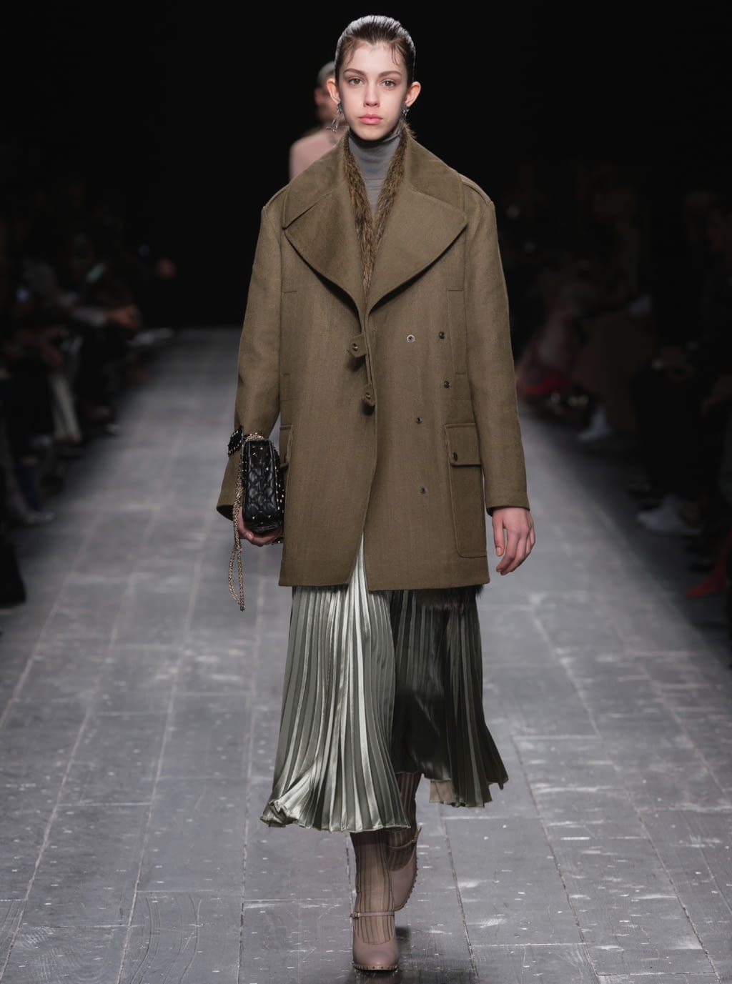 Fashion Week Paris Fall/Winter 2016 look 28 from the Valentino collection 女装