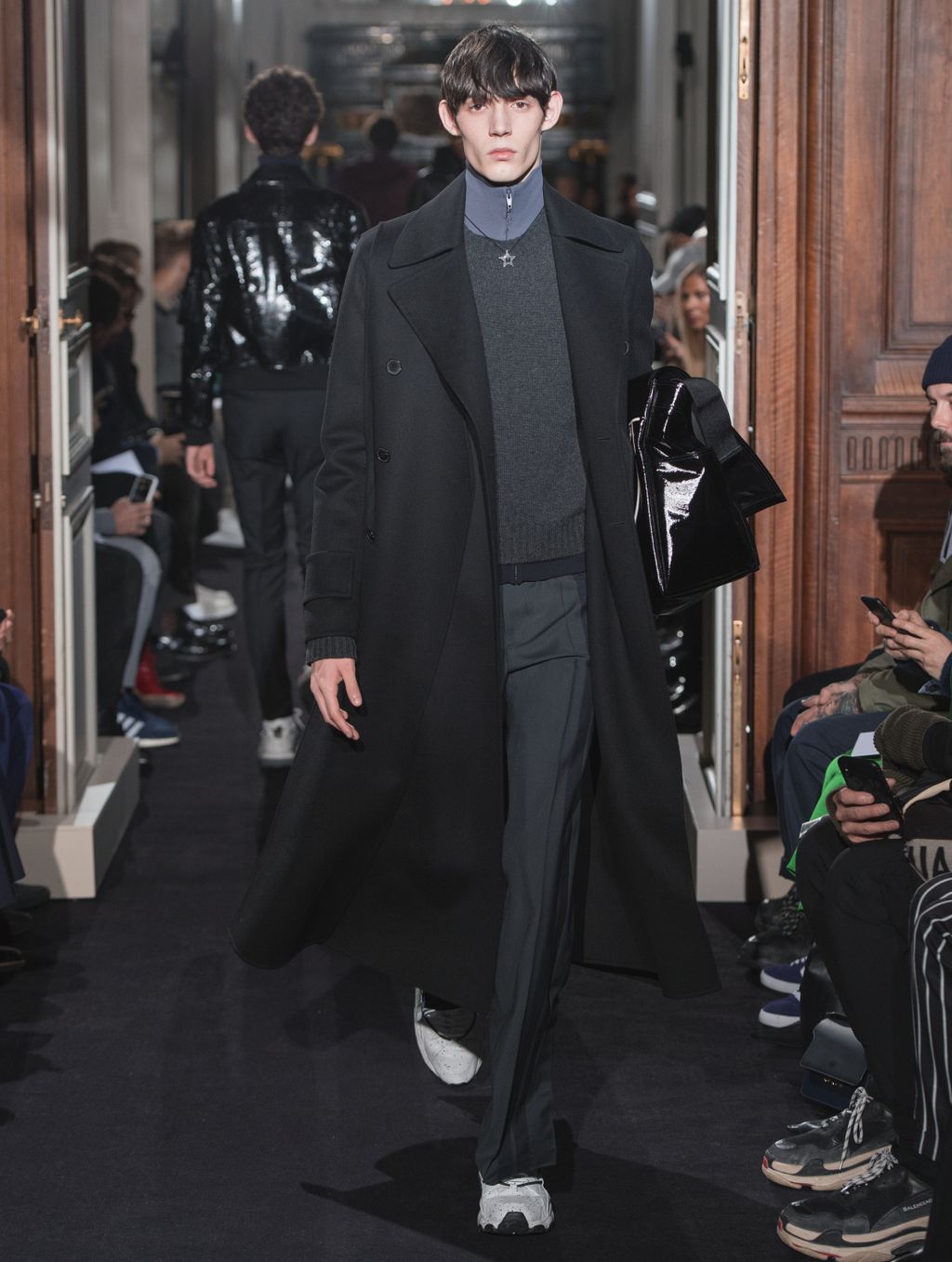 Fashion Week Paris Fall/Winter 2018 look 29 from the Valentino collection menswear