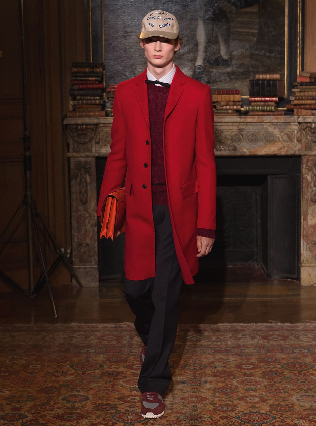 Fashion Week Paris Fall/Winter 2017 look 29 from the Valentino collection menswear