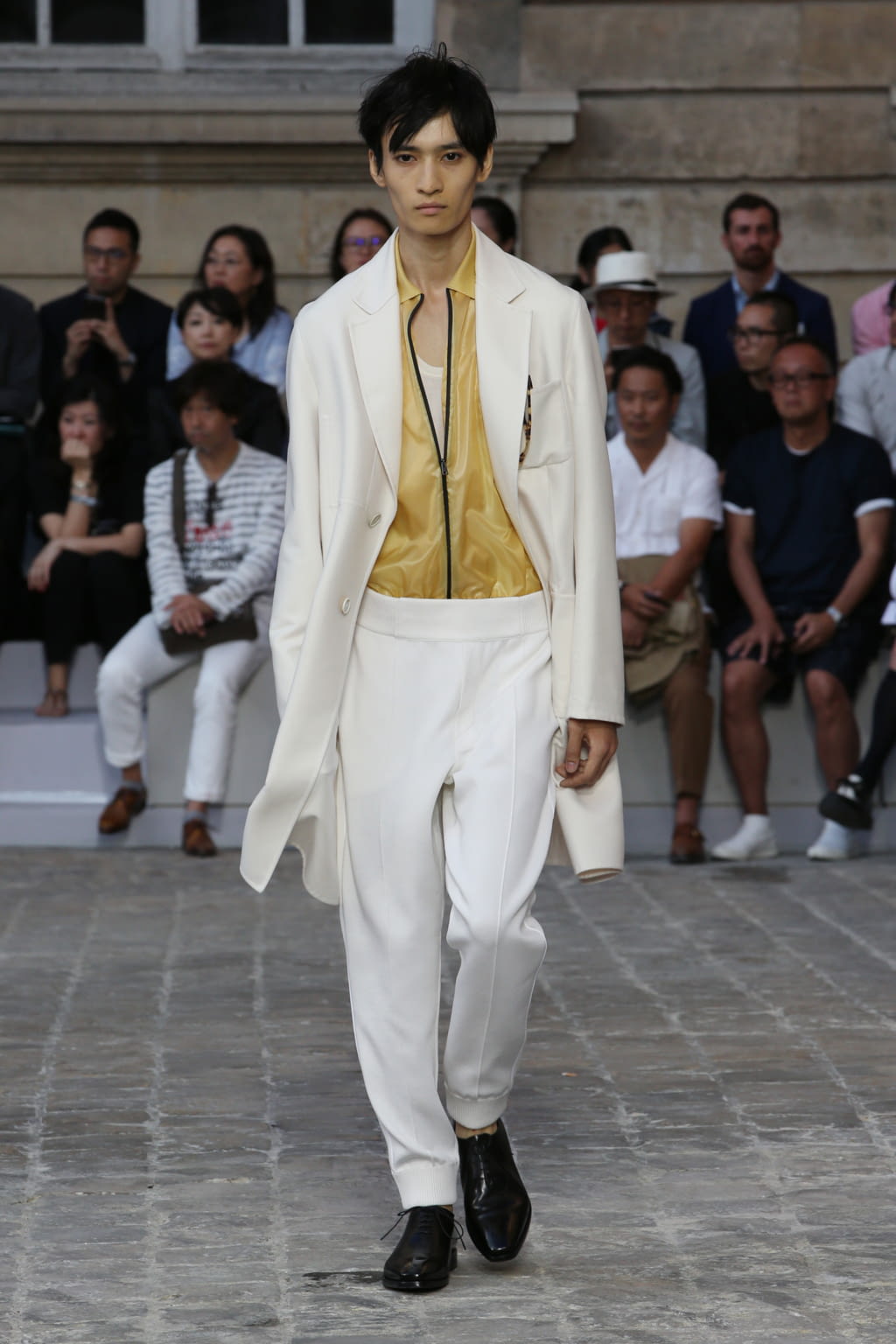 Fashion Week Paris Spring/Summer 2018 look 3 from the Berluti collection 男装