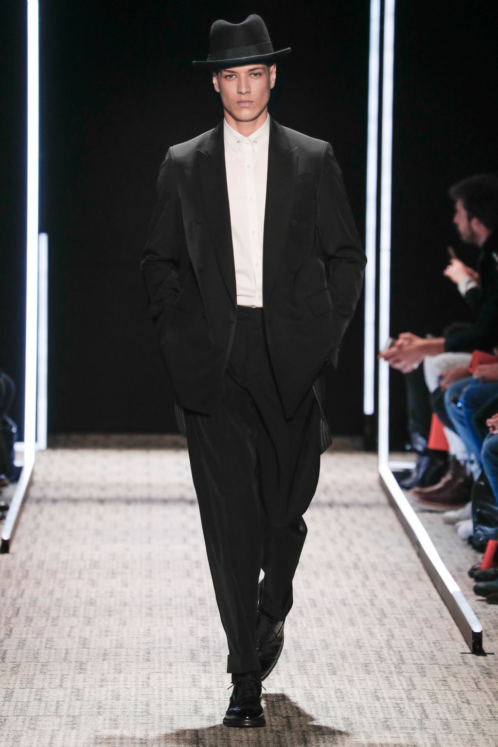Fashion Week Paris Fall/Winter 2017 look 3 from the Cerruti 1881 collection menswear