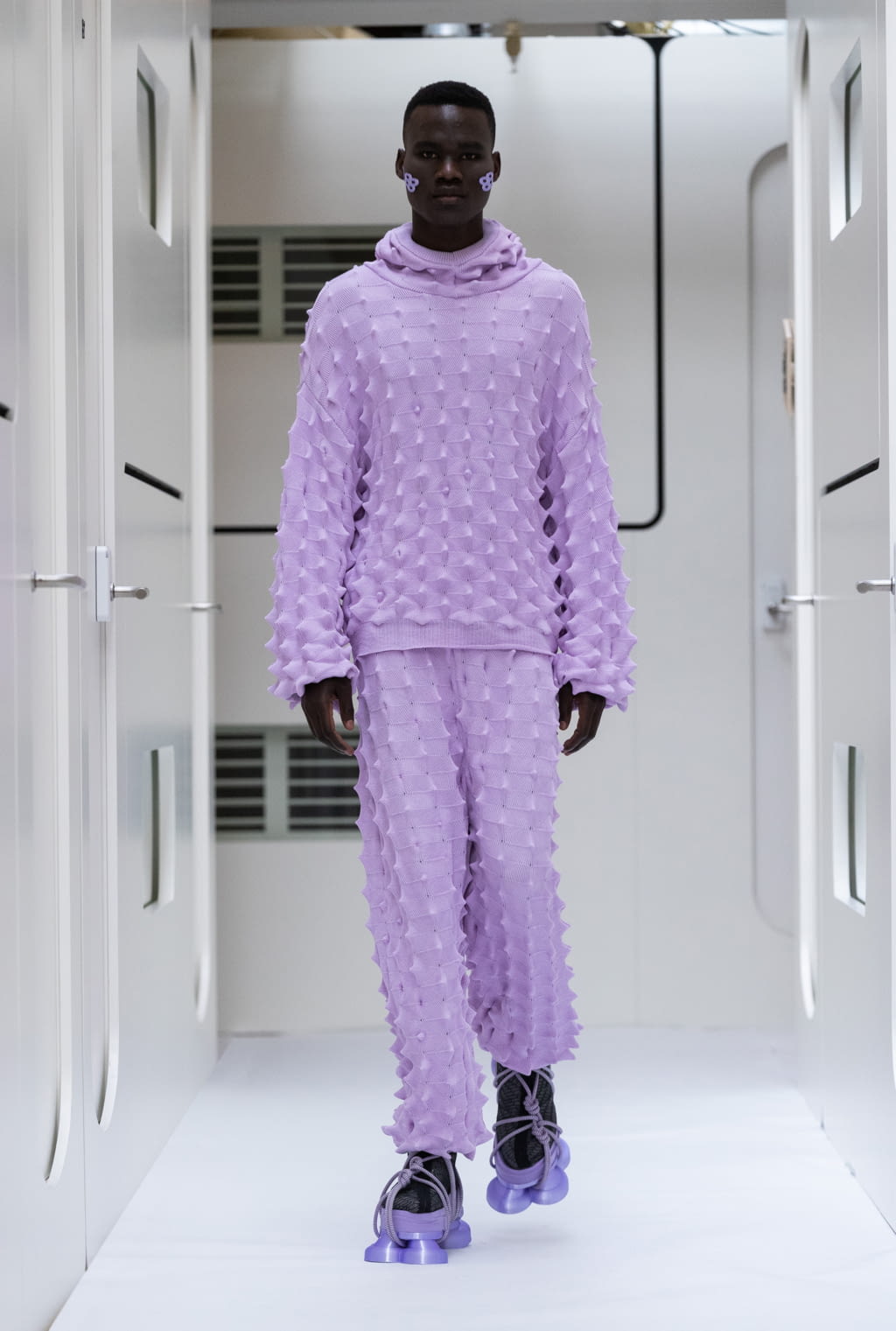 Fashion Week Paris Fall/Winter 2022 look 29 from the Henrik Vibskov collection menswear