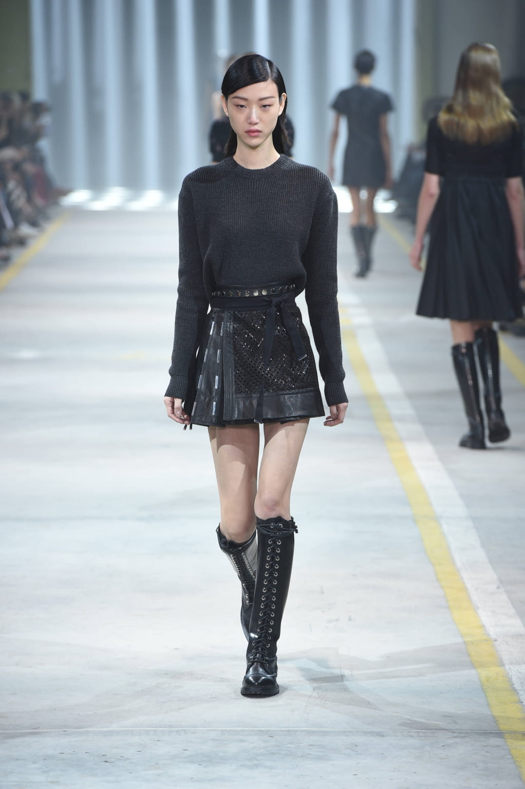Fashion Week Milan Fall/Winter 2016 look 30 from the Diesel Black Gold collection 女装