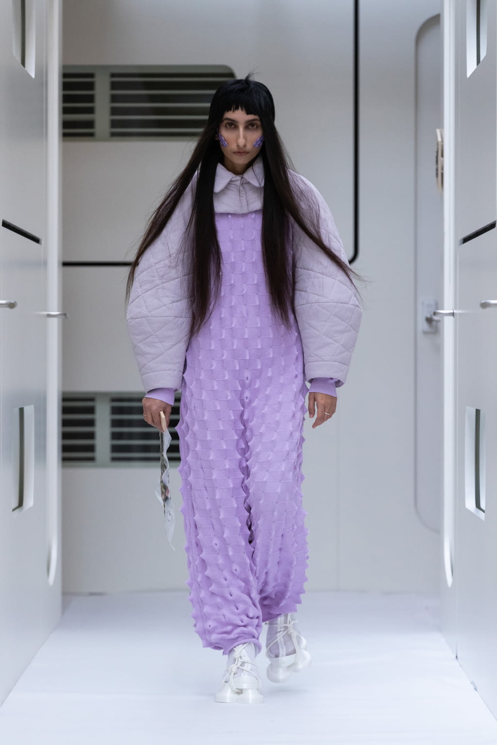Fashion Week Paris Fall/Winter 2022 look 30 from the Henrik Vibskov collection menswear