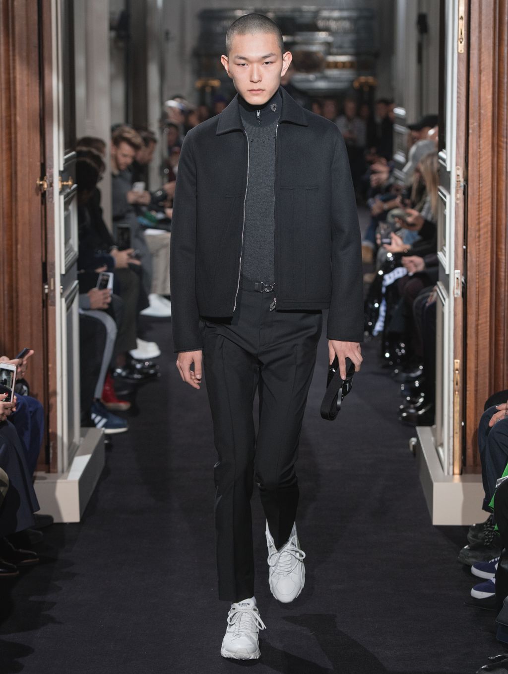 Fashion Week Paris Fall/Winter 2018 look 31 from the Valentino collection menswear