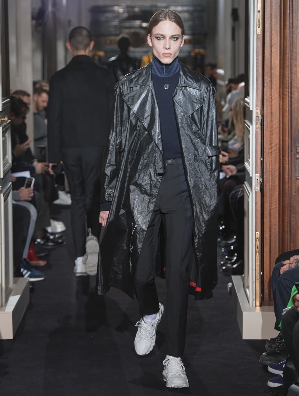 Fashion Week Paris Fall/Winter 2018 look 32 from the Valentino collection menswear