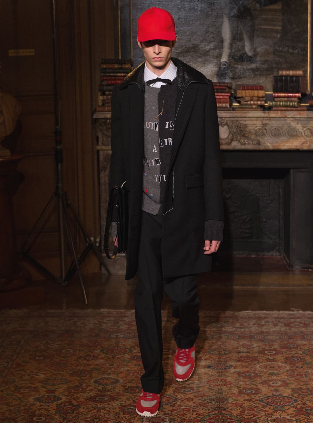Fashion Week Paris Fall/Winter 2017 look 32 from the Valentino collection 男装