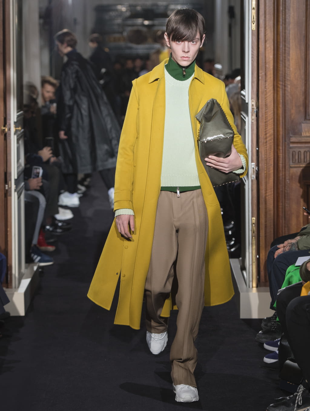 Fashion Week Paris Fall/Winter 2018 look 33 from the Valentino collection menswear