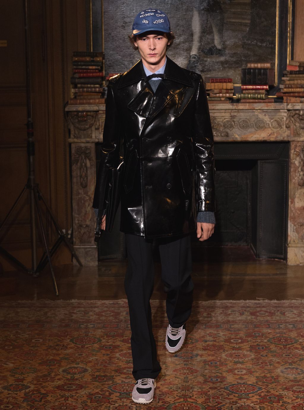Fashion Week Paris Fall/Winter 2017 look 33 from the Valentino collection menswear