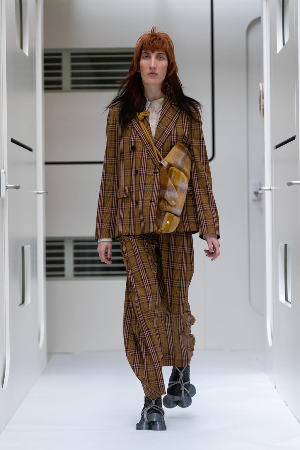 Fashion Week Paris Fall/Winter 2022 look 31 de la collection Henrik Vibskov menswear