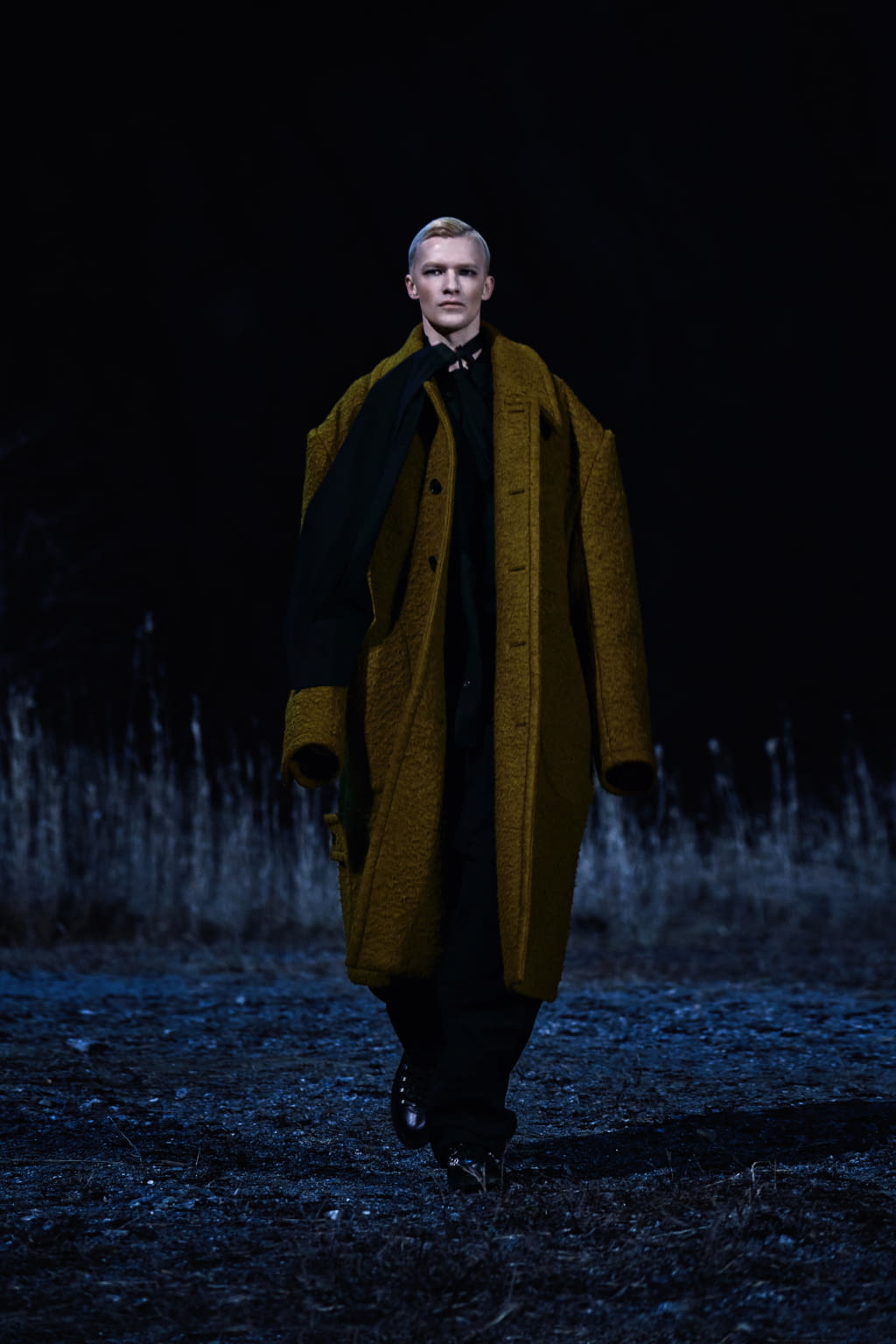 Fashion Week Paris Fall/Winter 2022 look 34 from the Songzio collection menswear