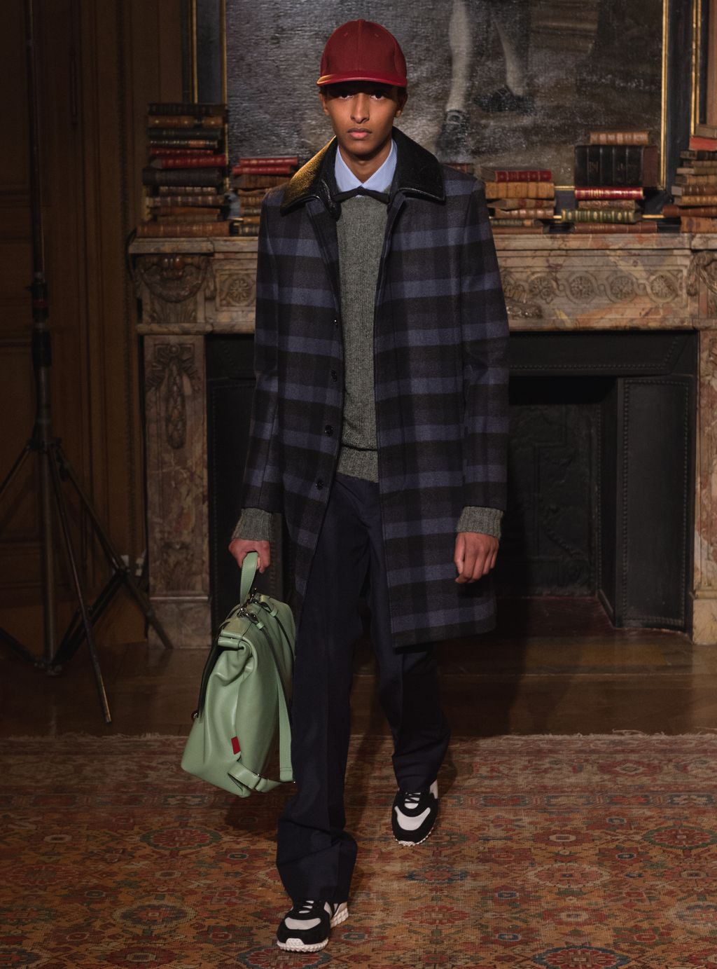 Fashion Week Paris Fall/Winter 2017 look 34 from the Valentino collection menswear