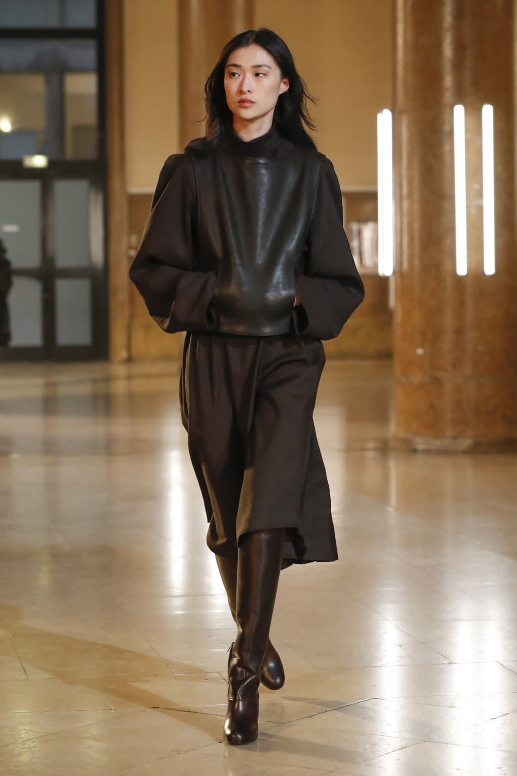 Fashion Week Paris Fall/Winter 2020 look 35 from the Lemaire collection 女装