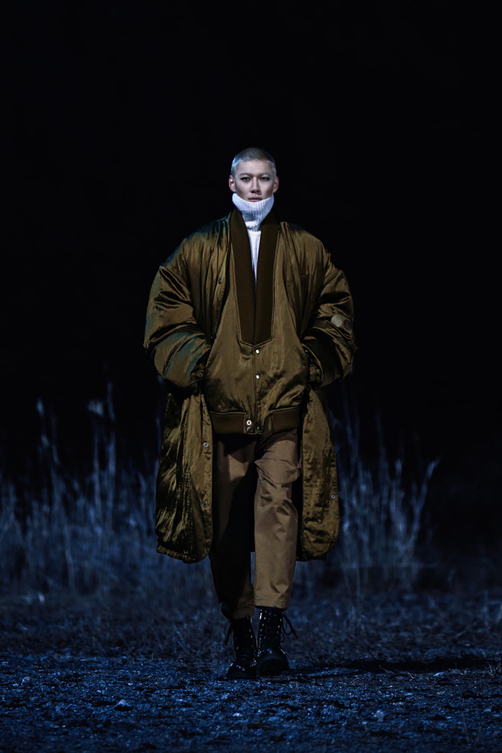 Fashion Week Paris Fall/Winter 2022 look 35 from the Songzio collection 男装