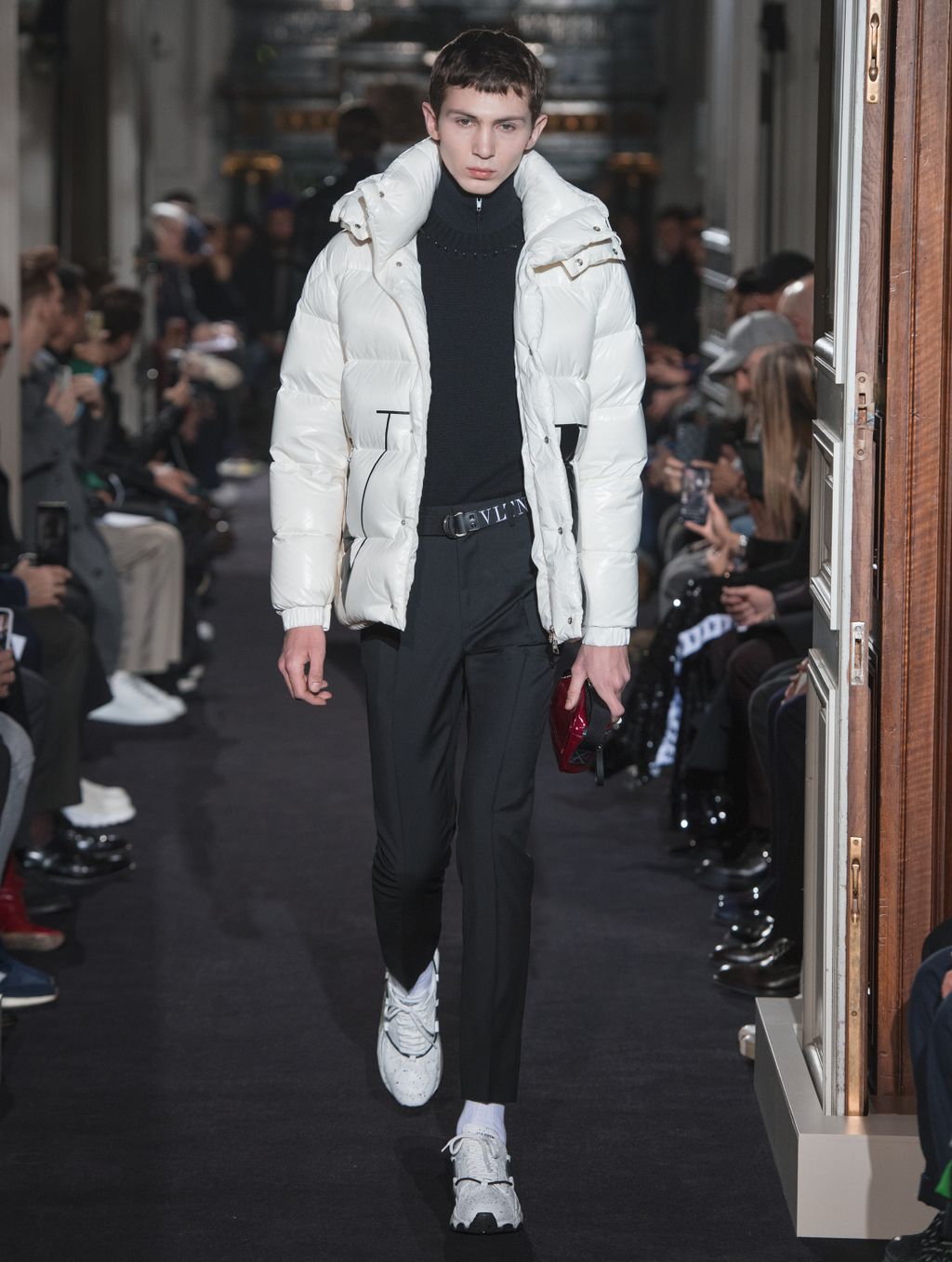 Fashion Week Paris Fall/Winter 2018 look 35 from the Valentino collection menswear