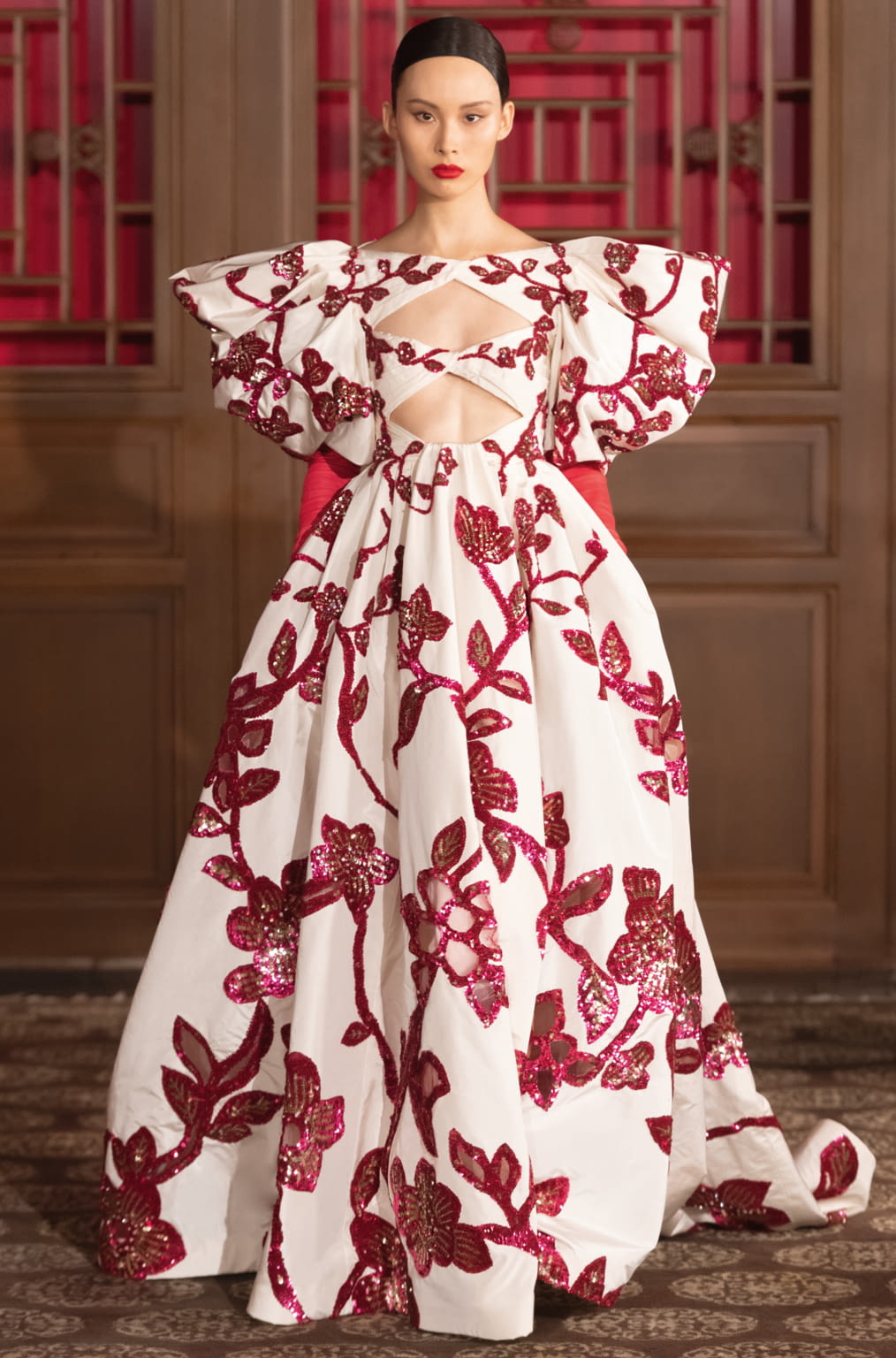 Fashion Week Paris Fall/Winter 2019 look 35 from the Valentino collection couture