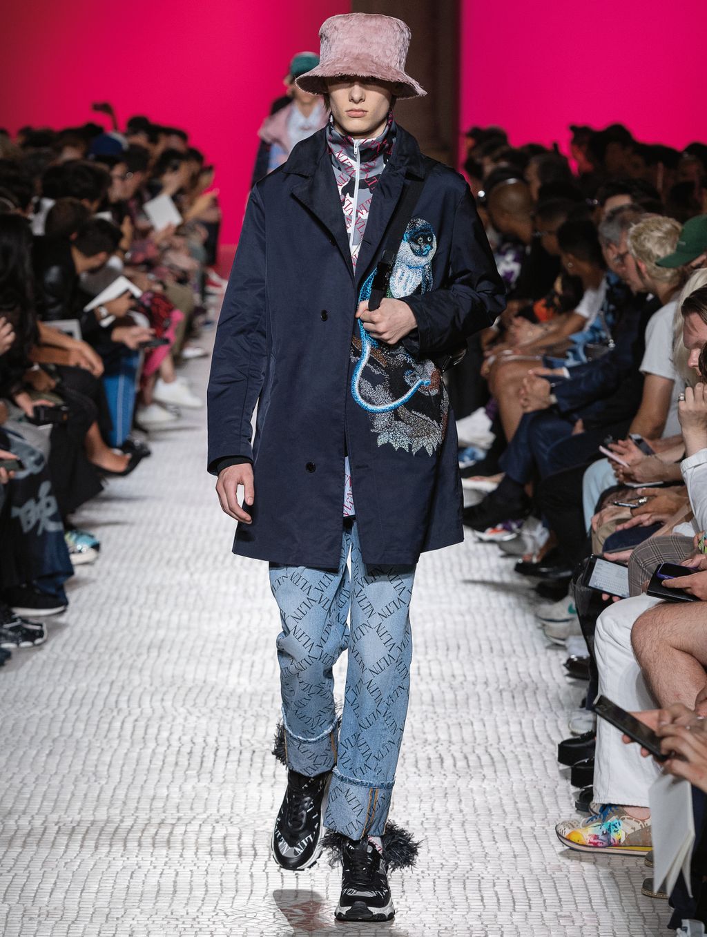 Fashion Week Paris Spring/Summer 2019 look 36 from the Valentino collection menswear