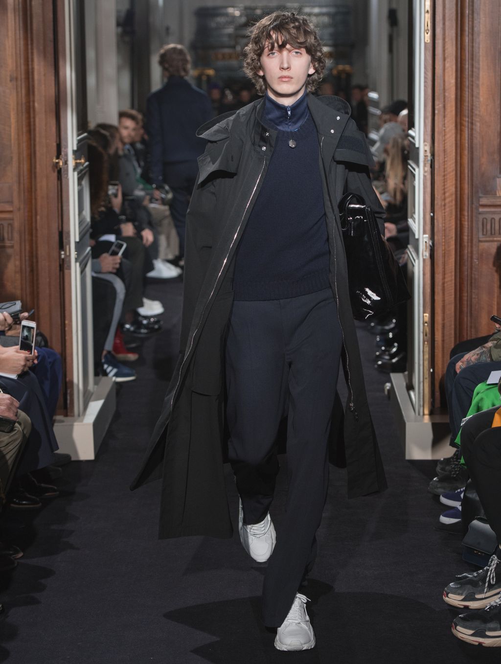 Fashion Week Paris Fall/Winter 2018 look 37 from the Valentino collection menswear