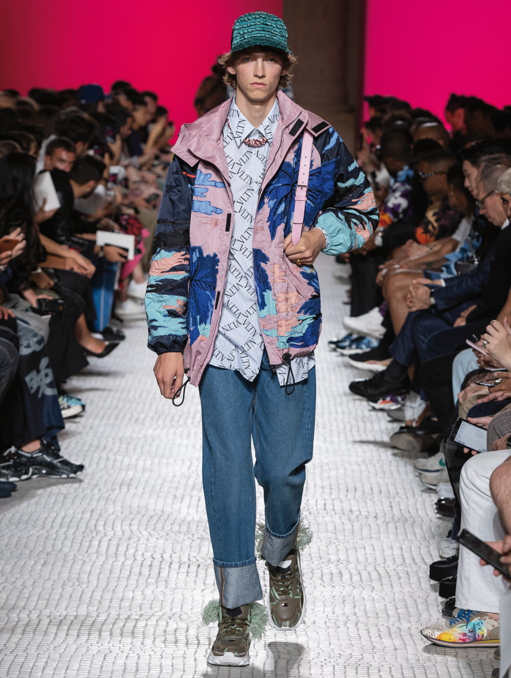 Fashion Week Paris Spring/Summer 2019 look 37 from the Valentino collection 男装