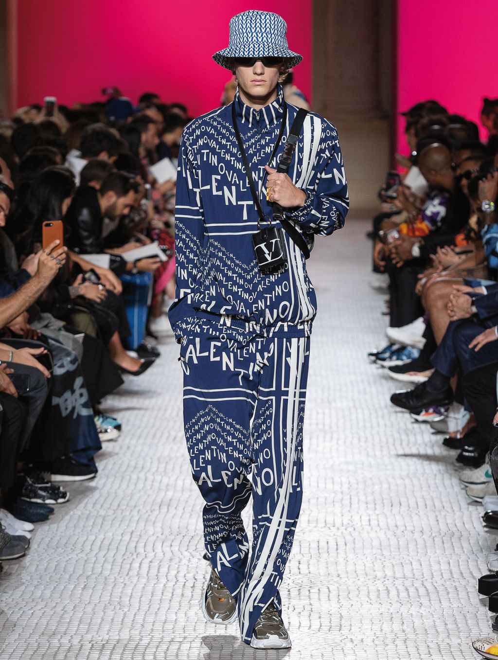 Fashion Week Paris Spring/Summer 2019 look 38 from the Valentino collection menswear