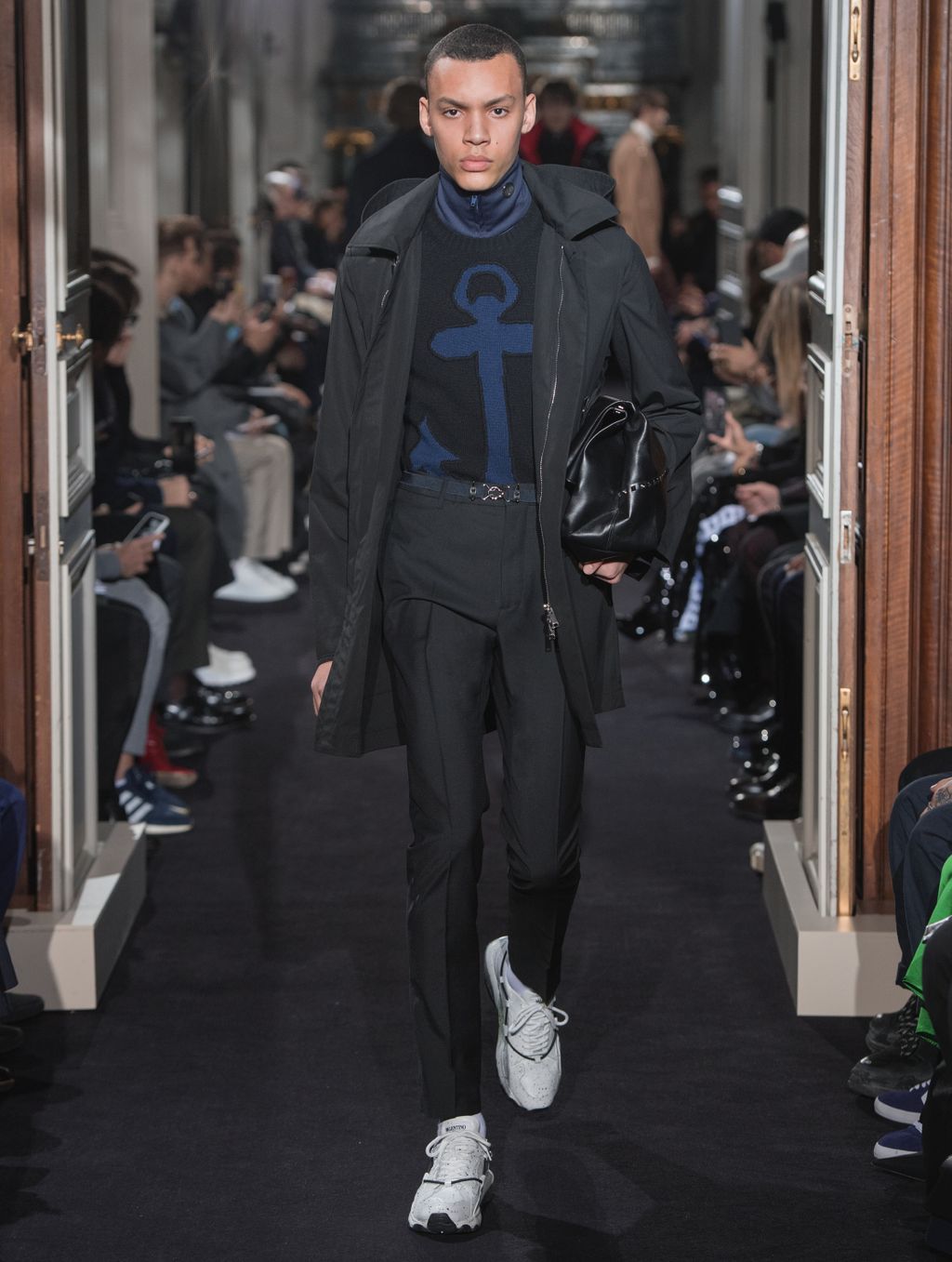 Fashion Week Paris Fall/Winter 2018 look 39 from the Valentino collection menswear