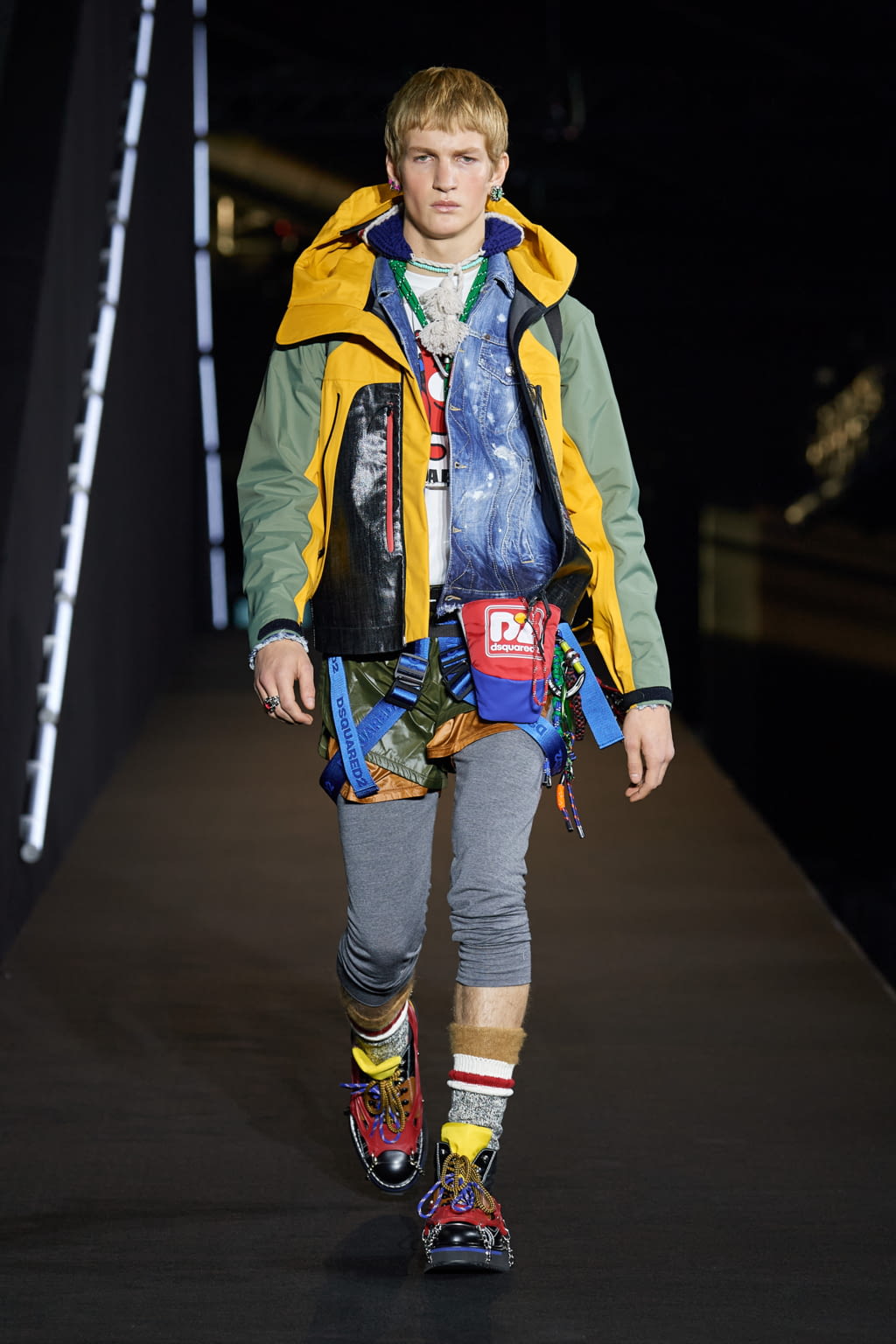 Fashion Week Milan Fall/Winter 2022 look 4 from the Dsquared2 collection menswear