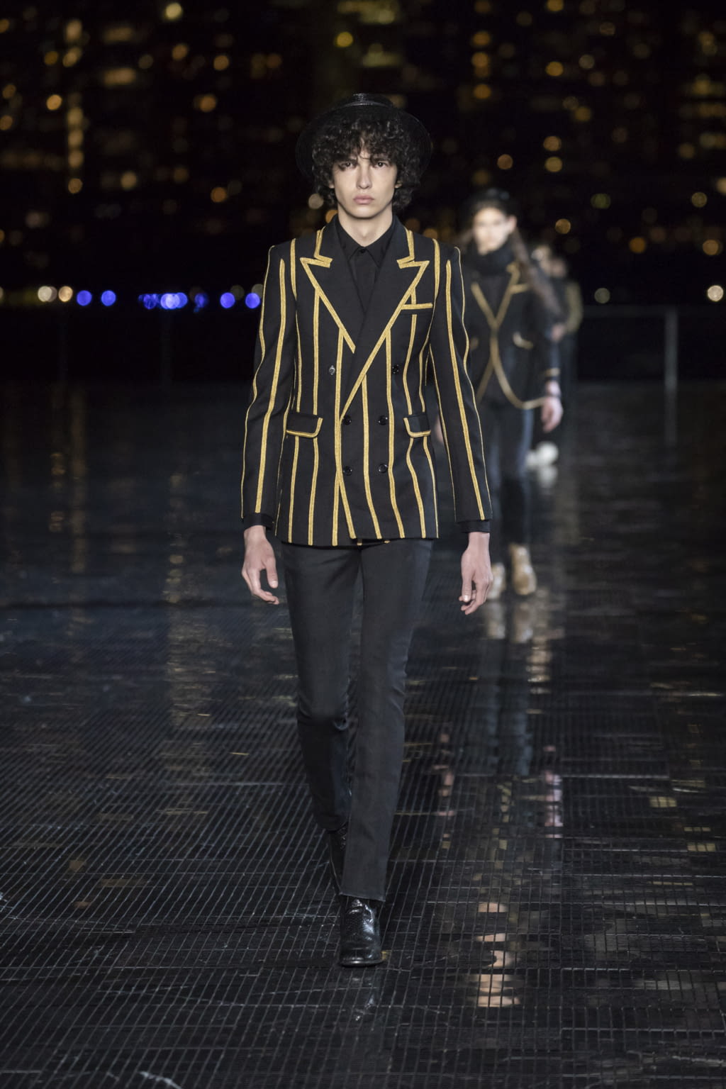 Fashion Week New York Spring/Summer 2019 look 3 from the Saint Laurent collection 男装