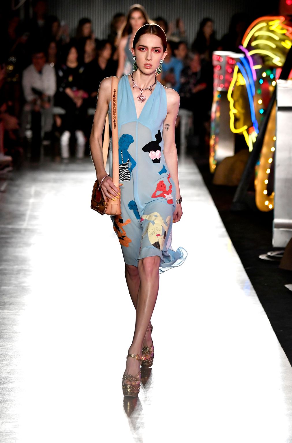 Fashion Week Milan Resort 2018 look 4 from the Moschino collection 女装