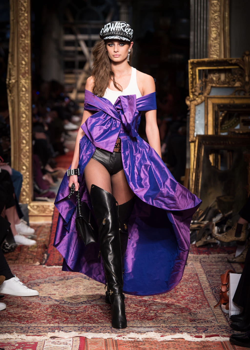 Fashion Week Milan Fall/Winter 2016 look 4 de la collection Moschino womenswear