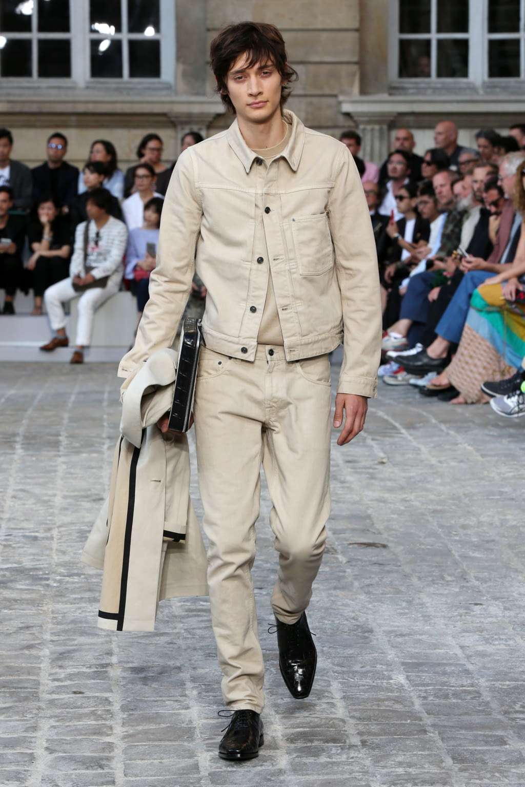 Fashion Week Paris Spring/Summer 2018 look 4 from the Berluti collection menswear