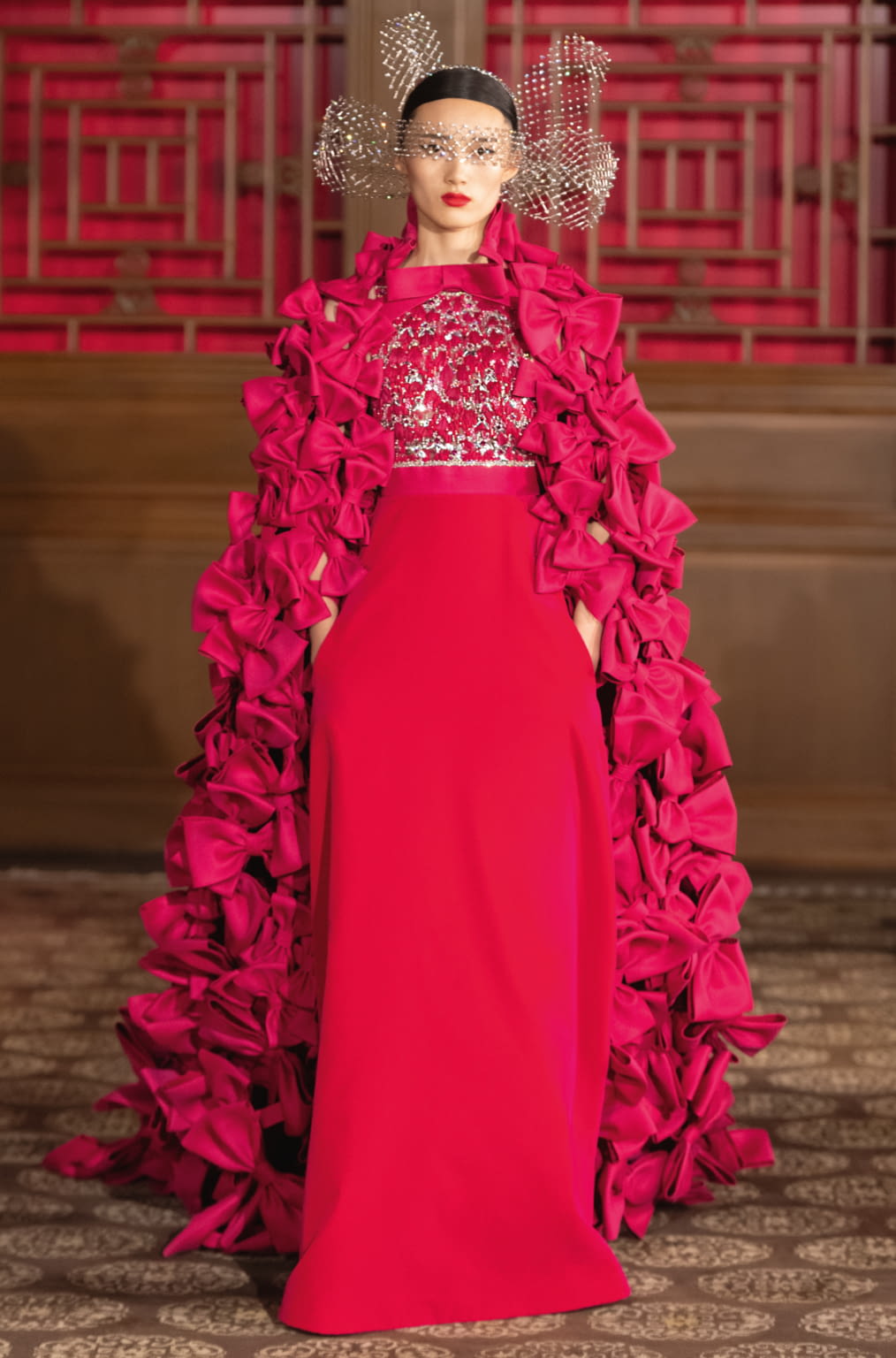 Fashion Week Paris Fall/Winter 2019 look 40 from the Valentino collection couture