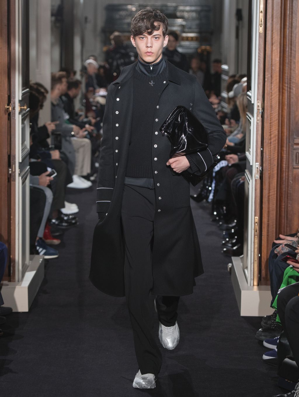 Fashion Week Paris Fall/Winter 2018 look 41 from the Valentino collection menswear
