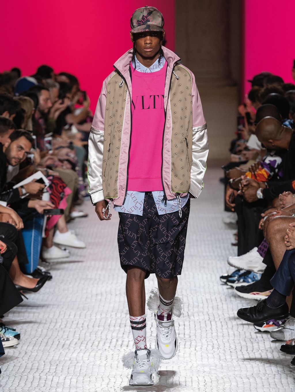 Fashion Week Paris Spring/Summer 2019 look 41 from the Valentino collection 男装