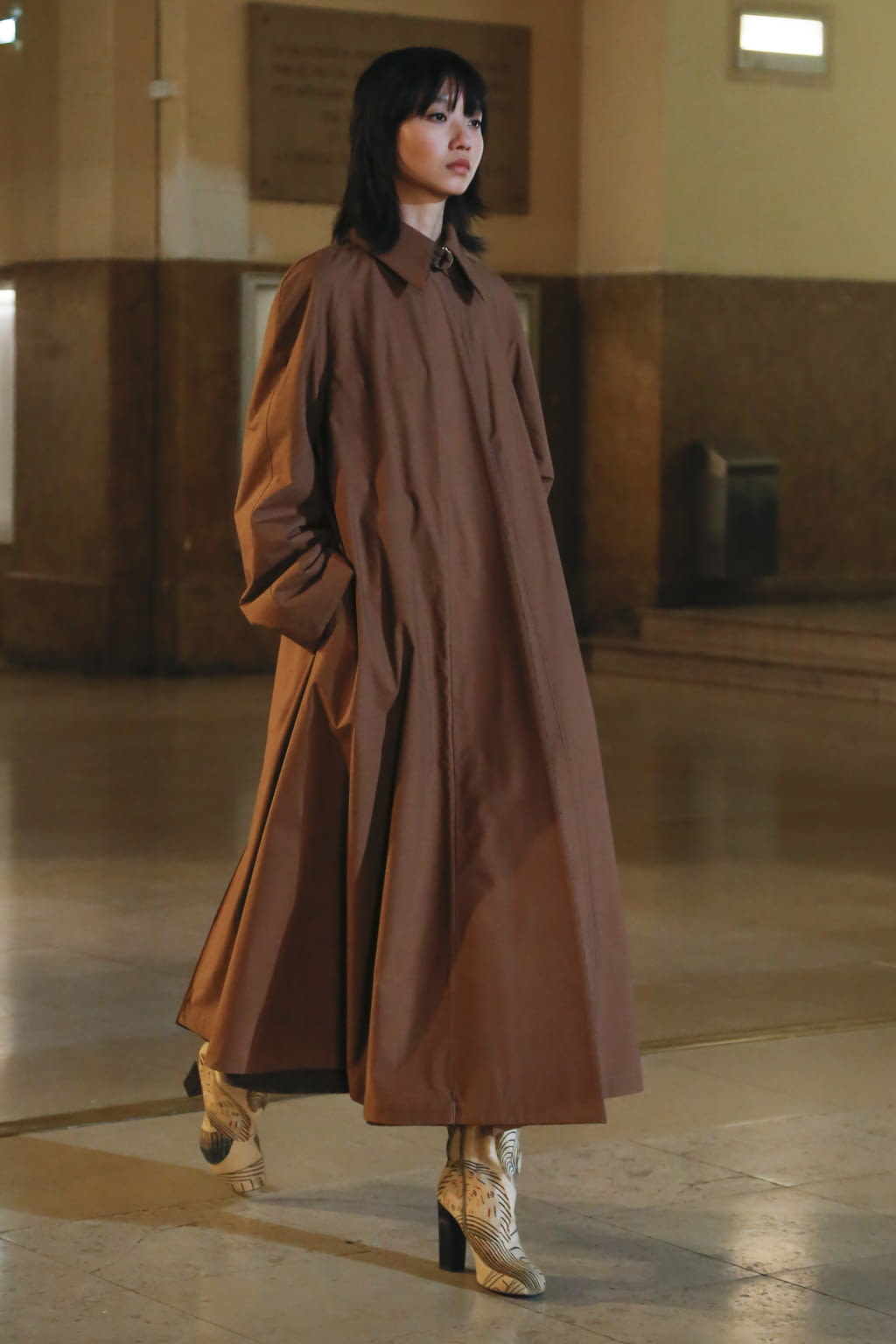 Fashion Week Paris Fall/Winter 2020 look 42 from the Lemaire collection 女装