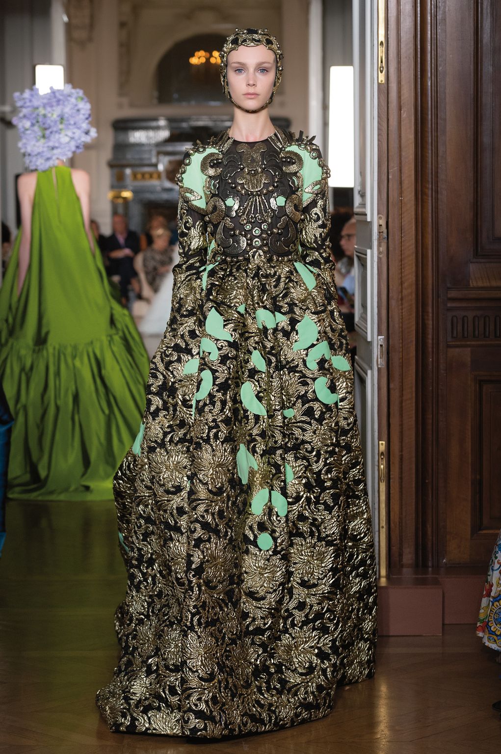 Fashion Week Paris Fall/Winter 2018 look 42 from the Valentino collection couture