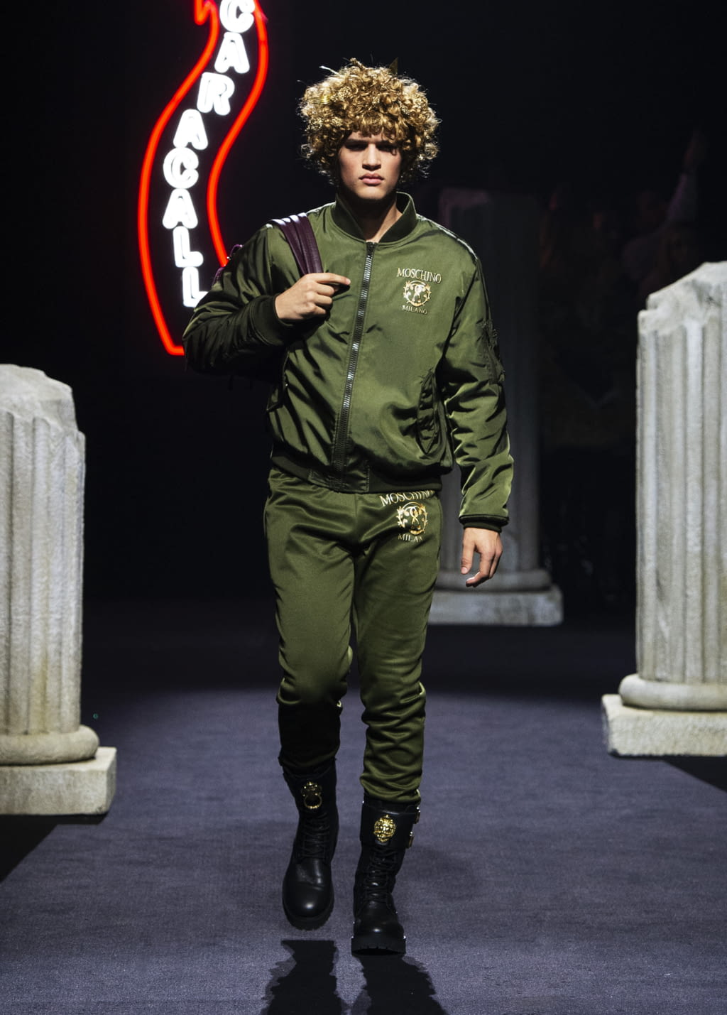 Fashion Week Milan Fall/Winter 2019 look 43 from the Moschino collection 男装