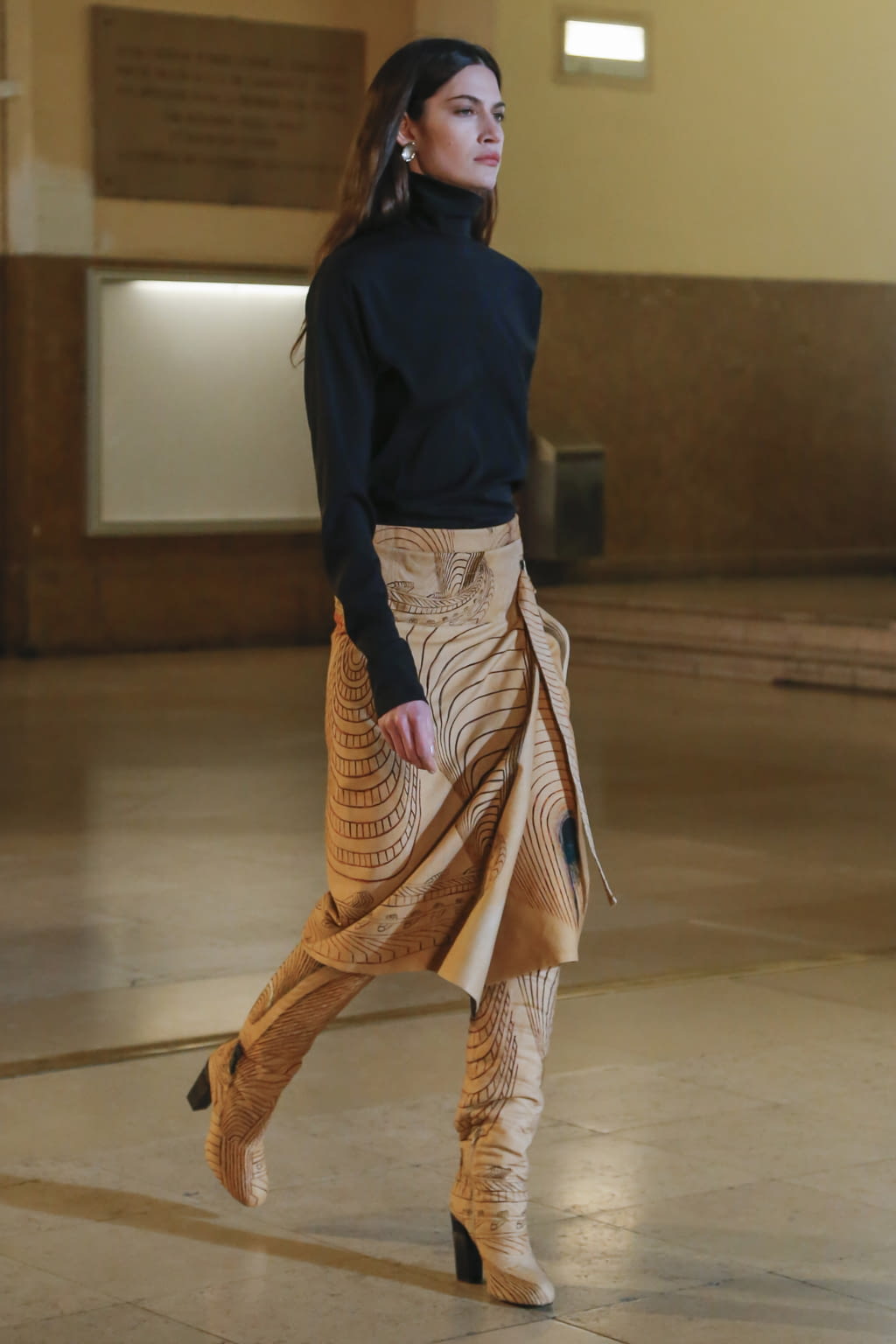 Fashion Week Paris Fall/Winter 2020 look 43 from the Lemaire collection womenswear