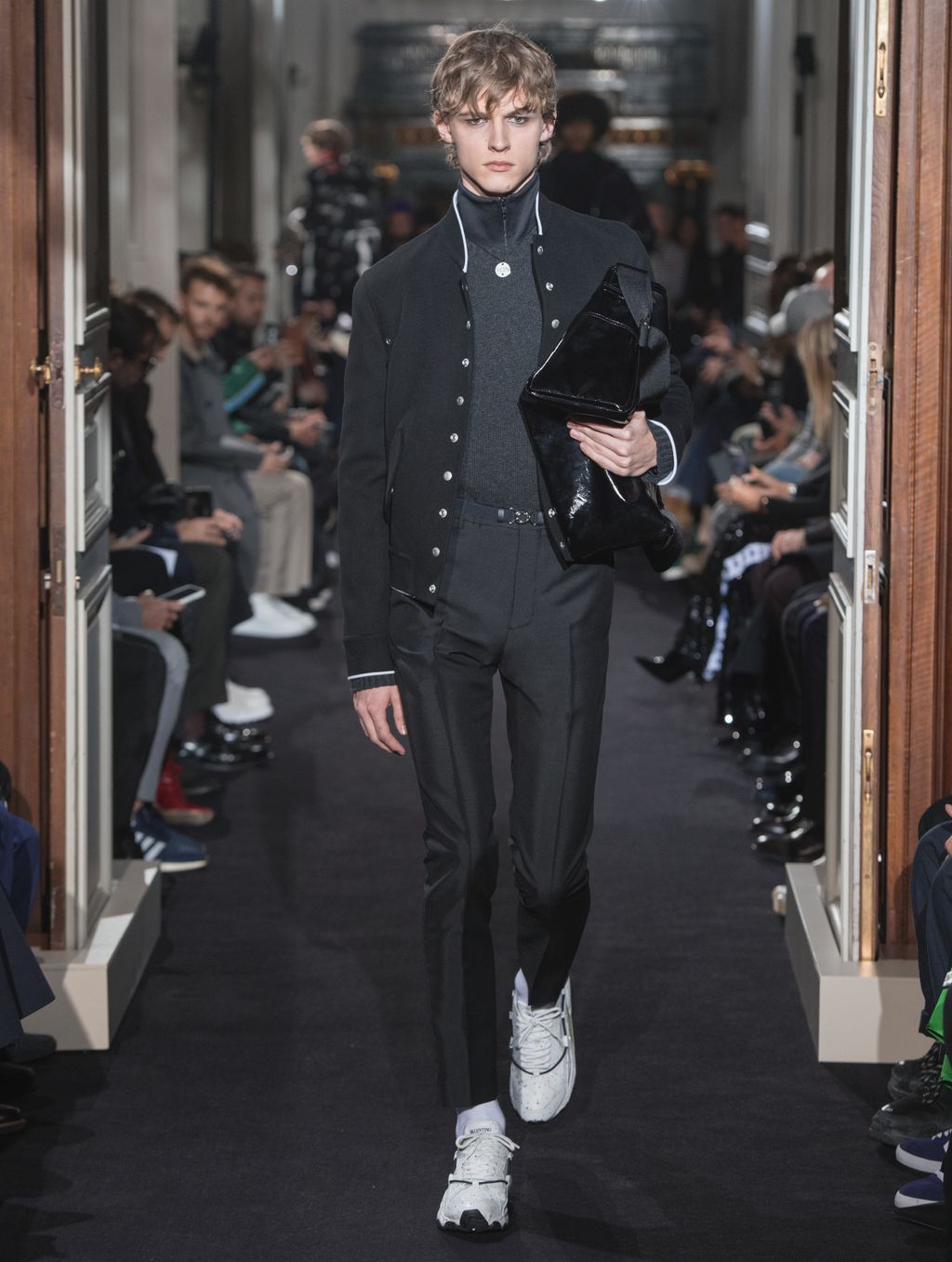 Fashion Week Paris Fall/Winter 2018 look 43 from the Valentino collection 男装