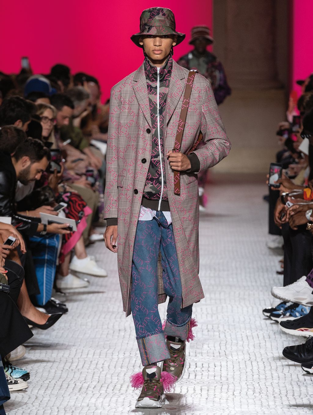 Fashion Week Paris Spring/Summer 2019 look 43 from the Valentino collection menswear