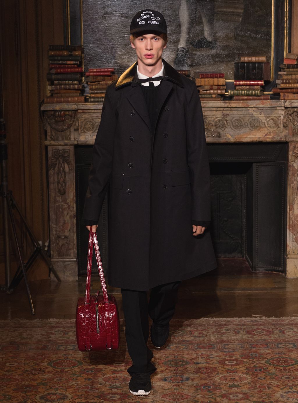 Fashion Week Paris Fall/Winter 2017 look 43 from the Valentino collection menswear
