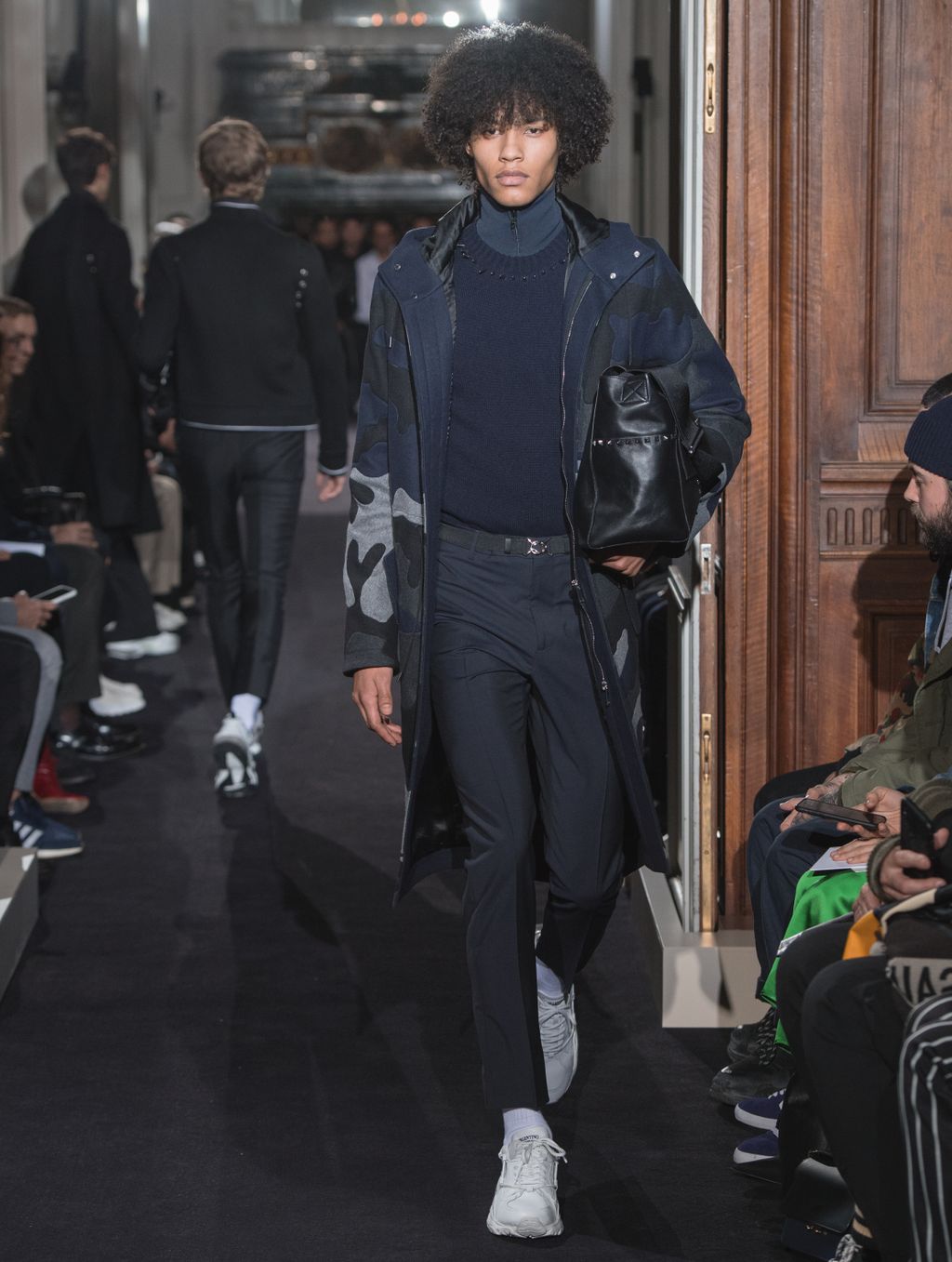 Fashion Week Paris Fall/Winter 2018 look 44 from the Valentino collection menswear