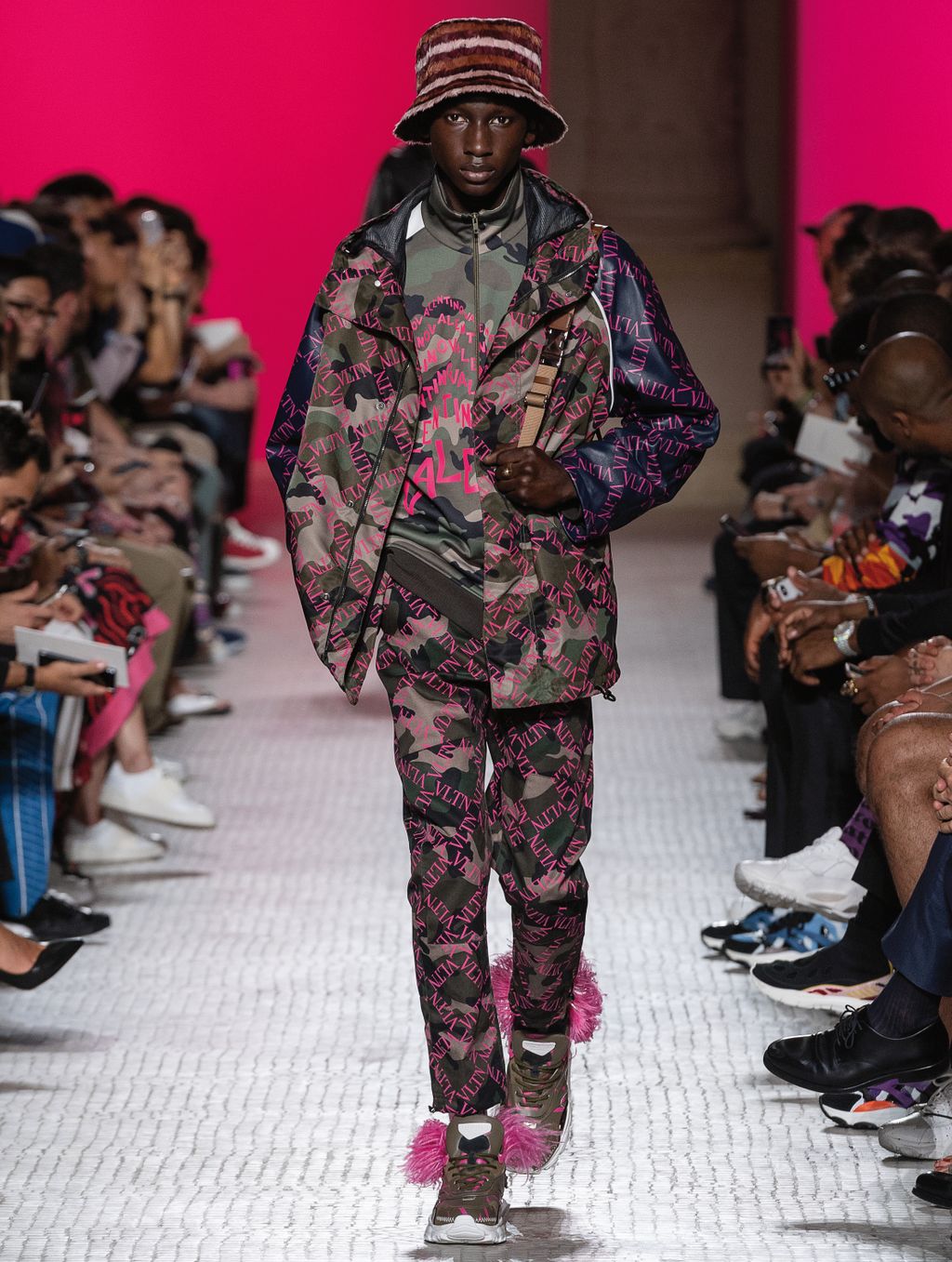 Fashion Week Paris Spring/Summer 2019 look 44 from the Valentino collection 男装