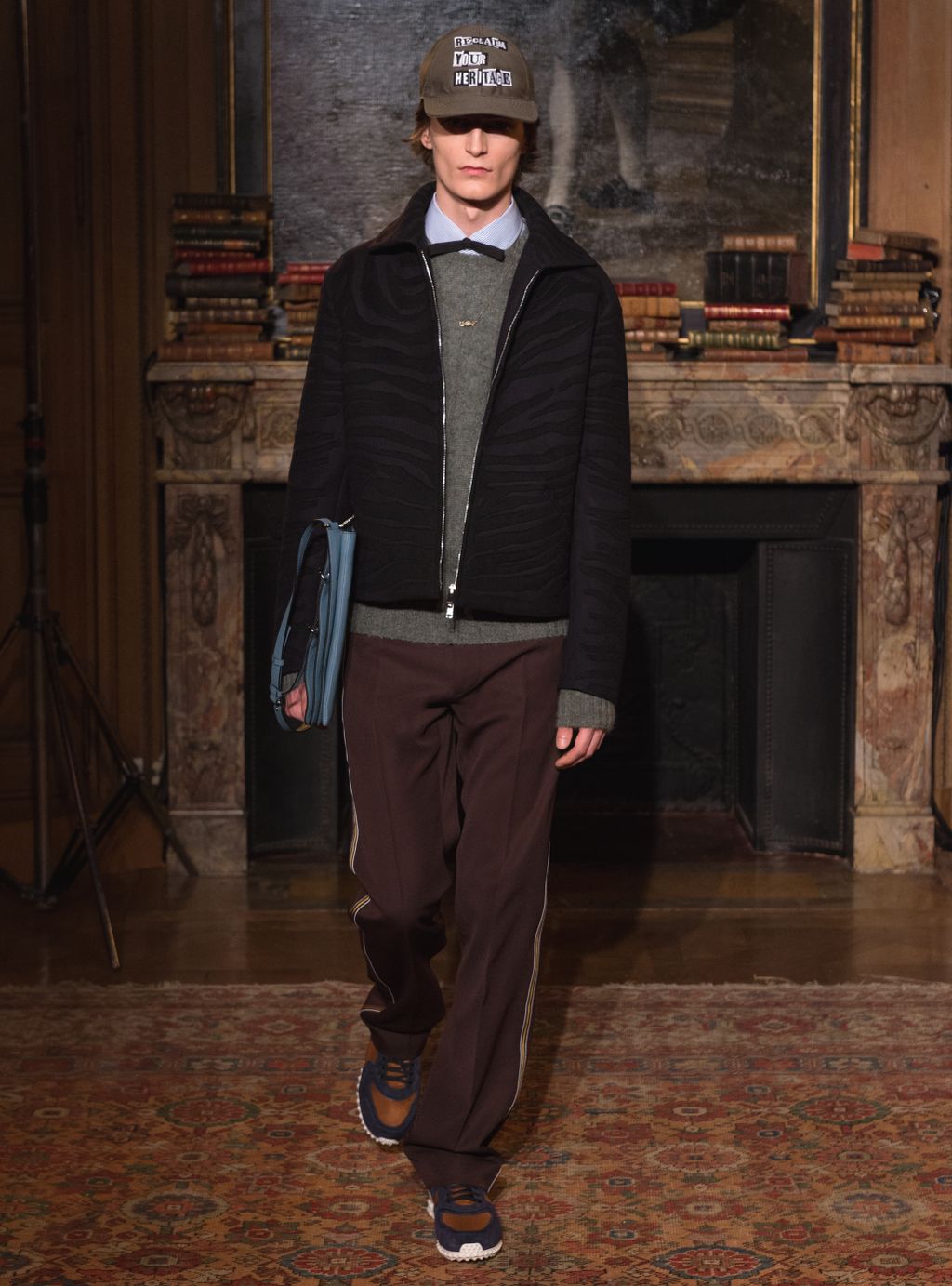 Fashion Week Paris Fall/Winter 2017 look 44 from the Valentino collection menswear