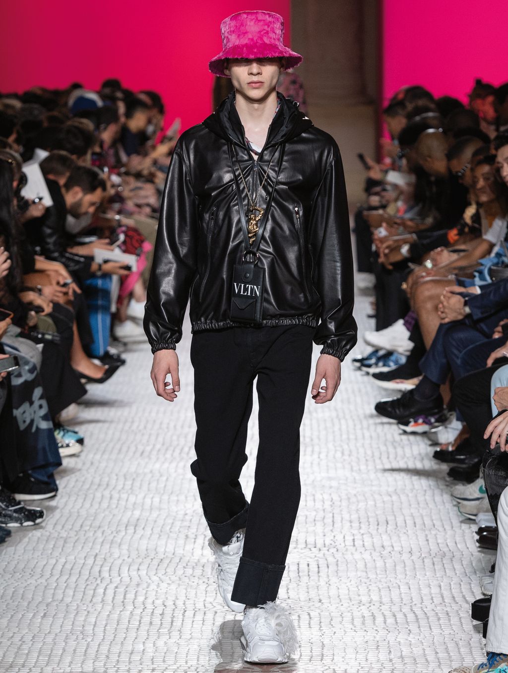 Fashion Week Paris Spring/Summer 2019 look 45 from the Valentino collection 男装