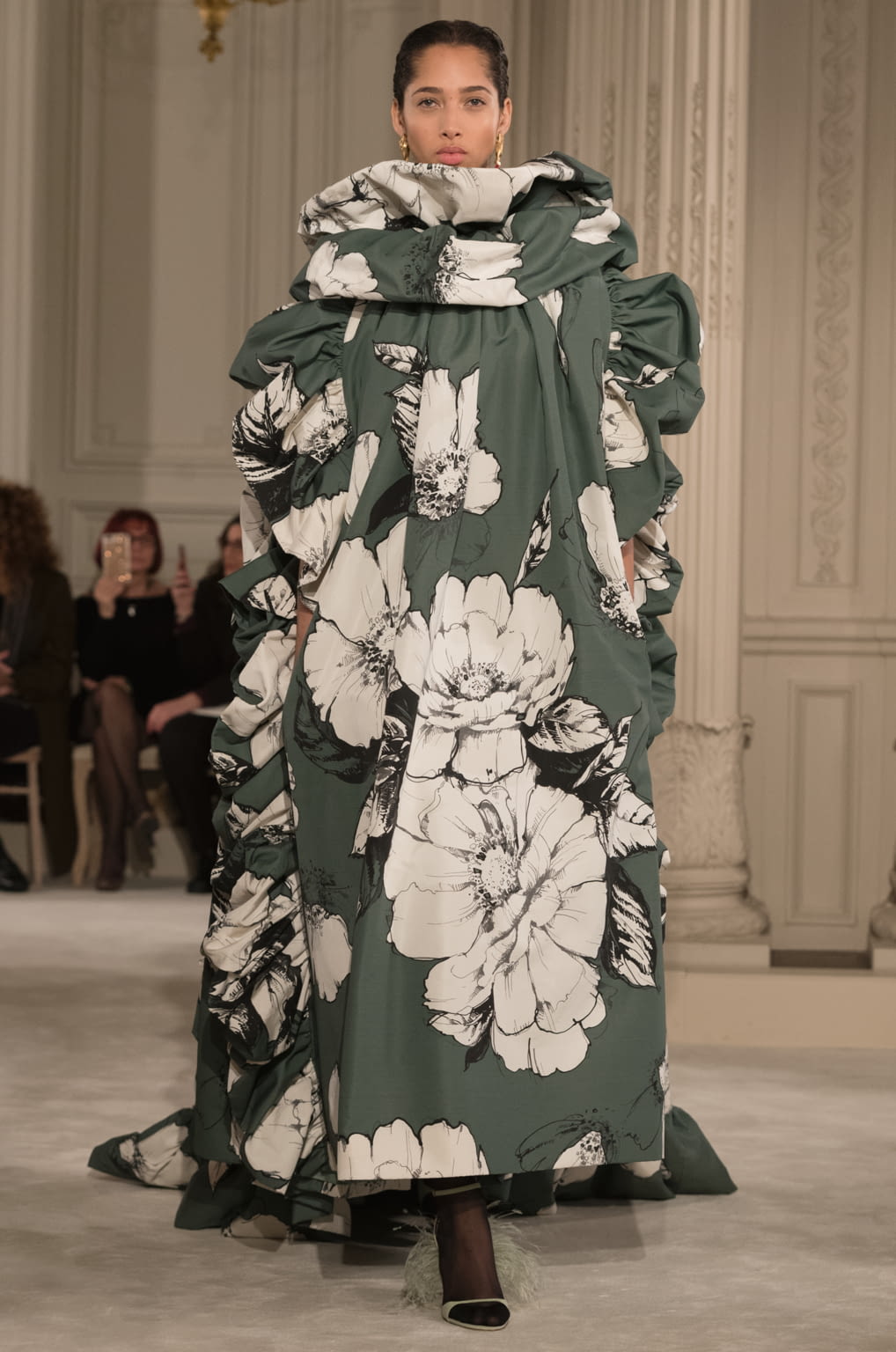 Fashion Week Paris Spring/Summer 2018 look 46 from the Valentino collection 高级定制